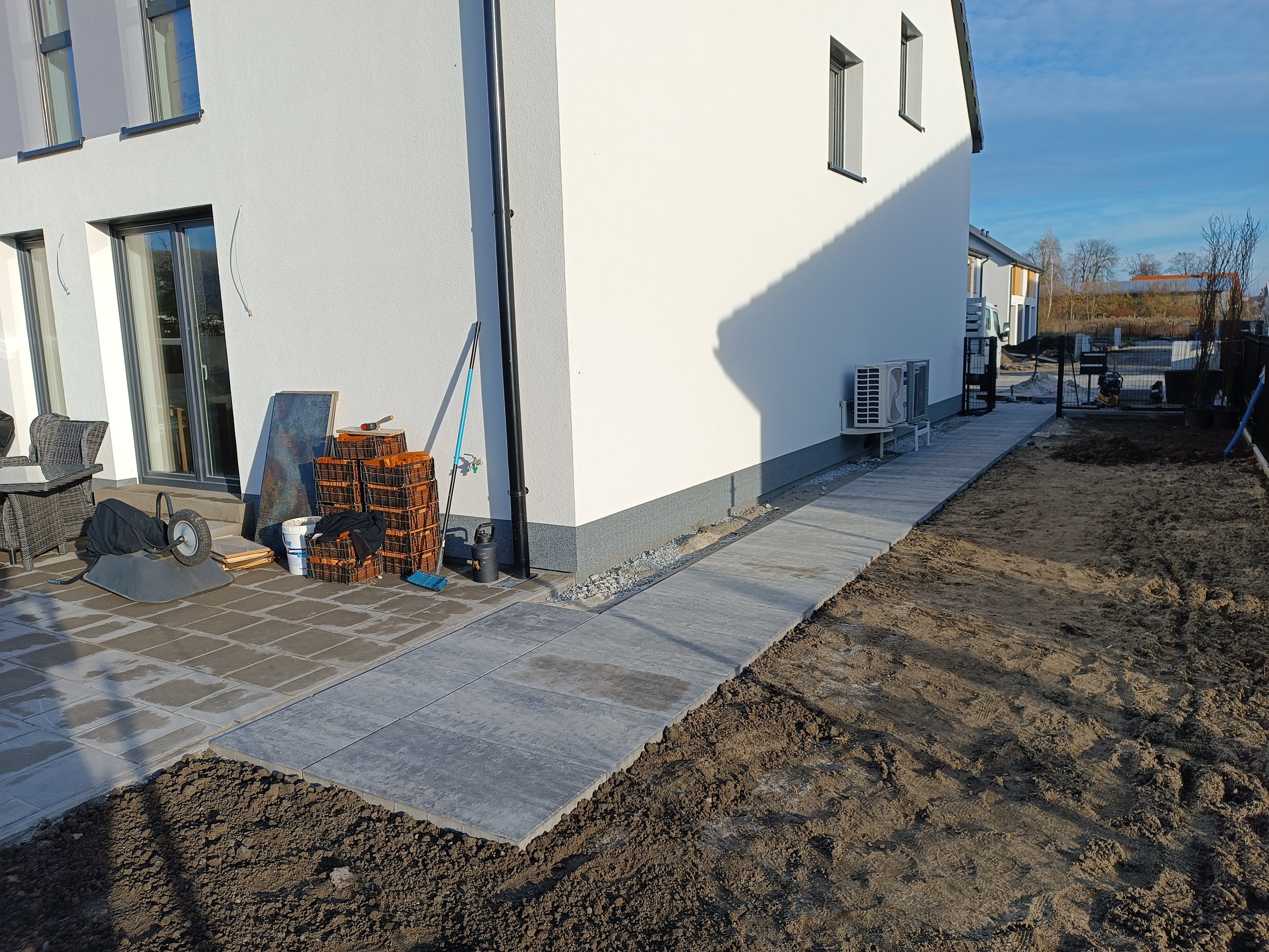 Zdjęcie realizacji: Ścieżka ogrodowa z eleganckiej kostki Wrocław Psie Pole