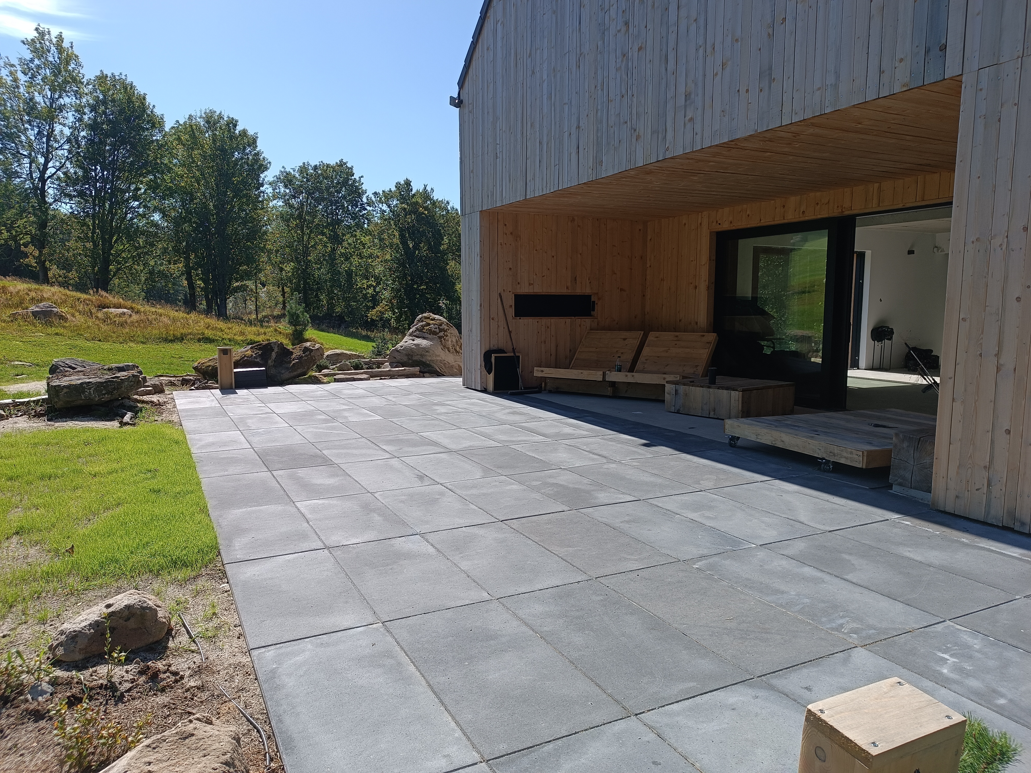 Podjazd z kostki brukowej szarej – realizacja Oława