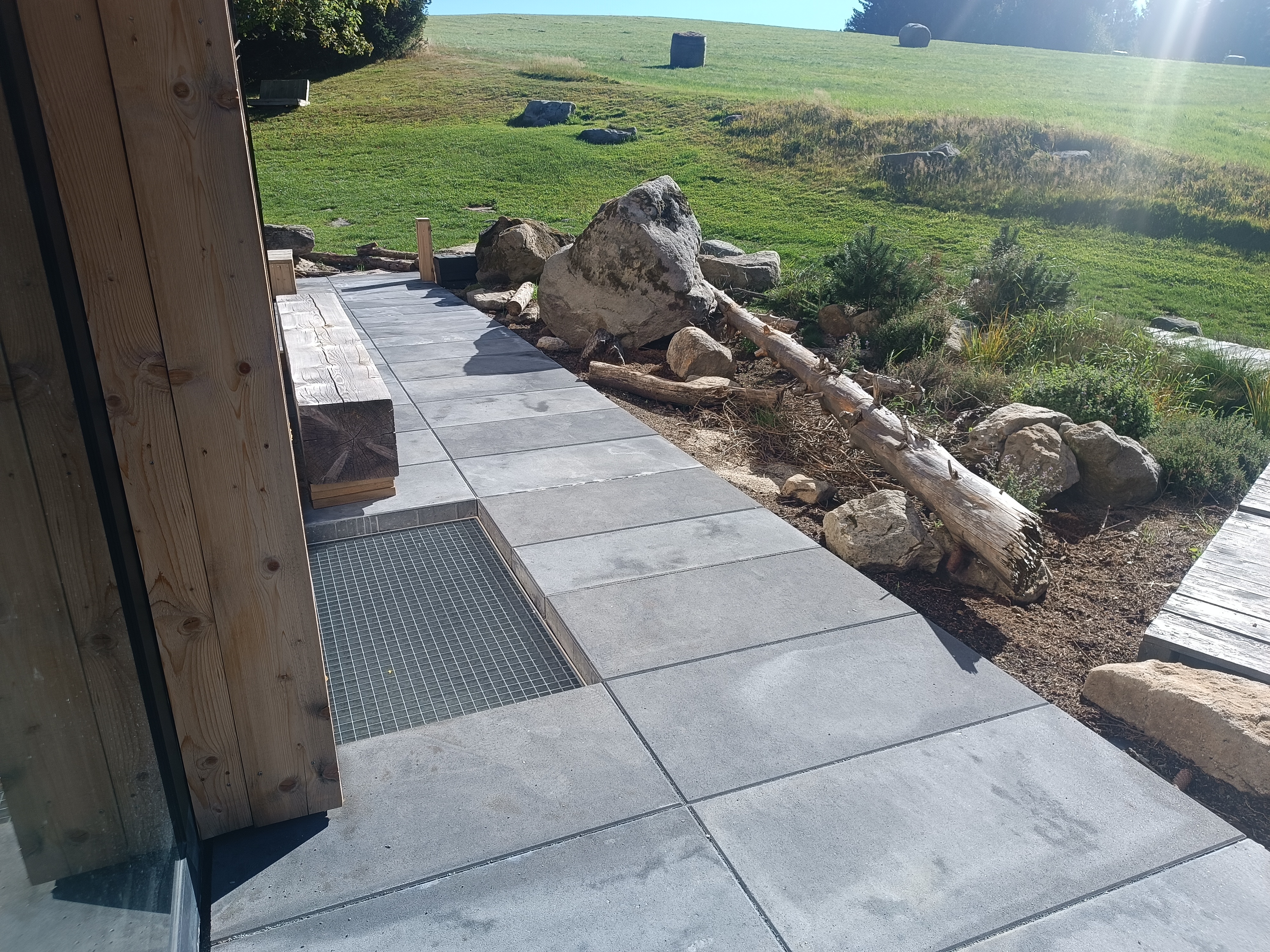 Brukarz – taras z płyt betonowych i ścieżki Bielany Wrocławskie